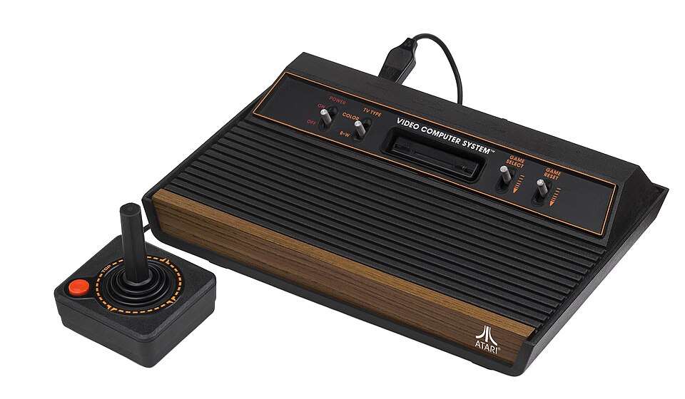 Atari 2600 con mando de joystick y cartucho